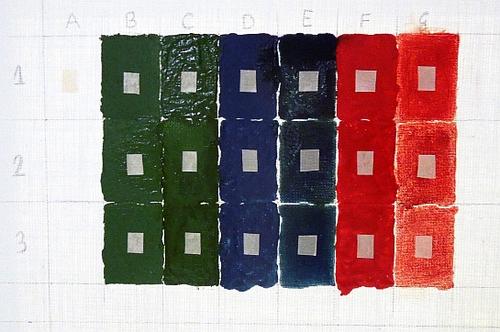 Abb. 4: Pigmentfeld mit Emissionsklebeband auf Leinwand mit verschiedenen Pigmenten und unterschiedlichen Konzentrationen