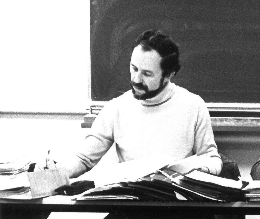 Verwaltungsleiter Dietrich Herold bei einer Fachbereichssitzung im Jahr 1979