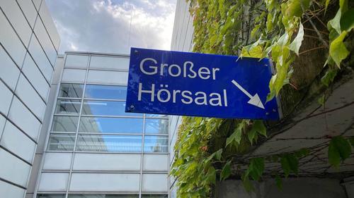 Schild "Zum großen Hörsaal"