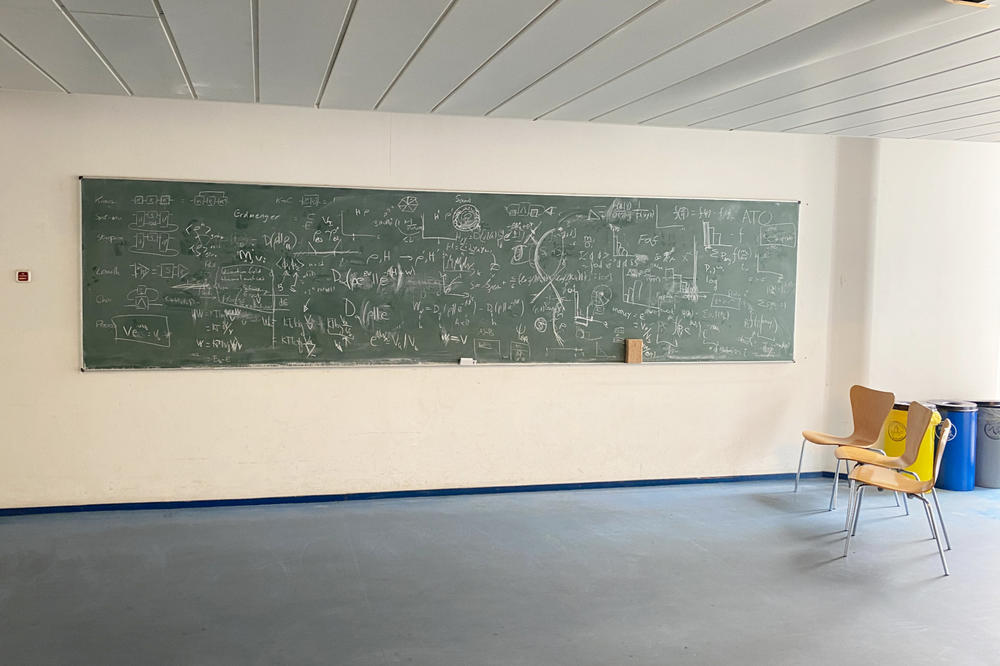 Eine Tafel im Flur im Trakt 4