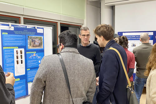 Poster Session: Prof. Dr. Kuch im Gespräch mit Studierenden