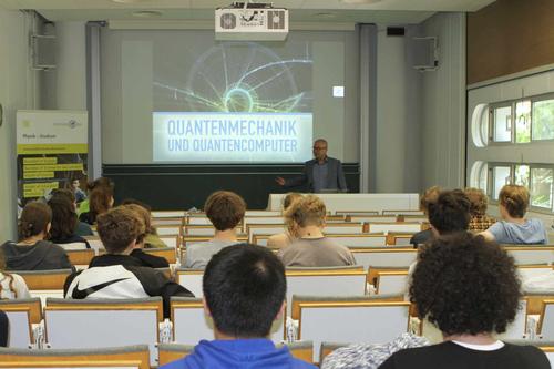 Prof. Dr. Jens Eisert bei einem Vortrag für Schüler*innen