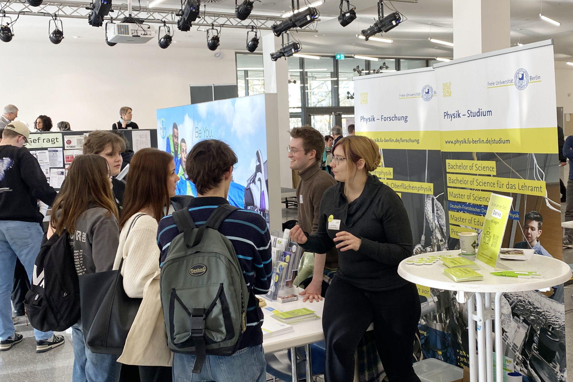 Physik-Informationsstand der Freien Universität Berlin im OSZ Lise Meitner beim "Career in Science" im Jahr 2024
