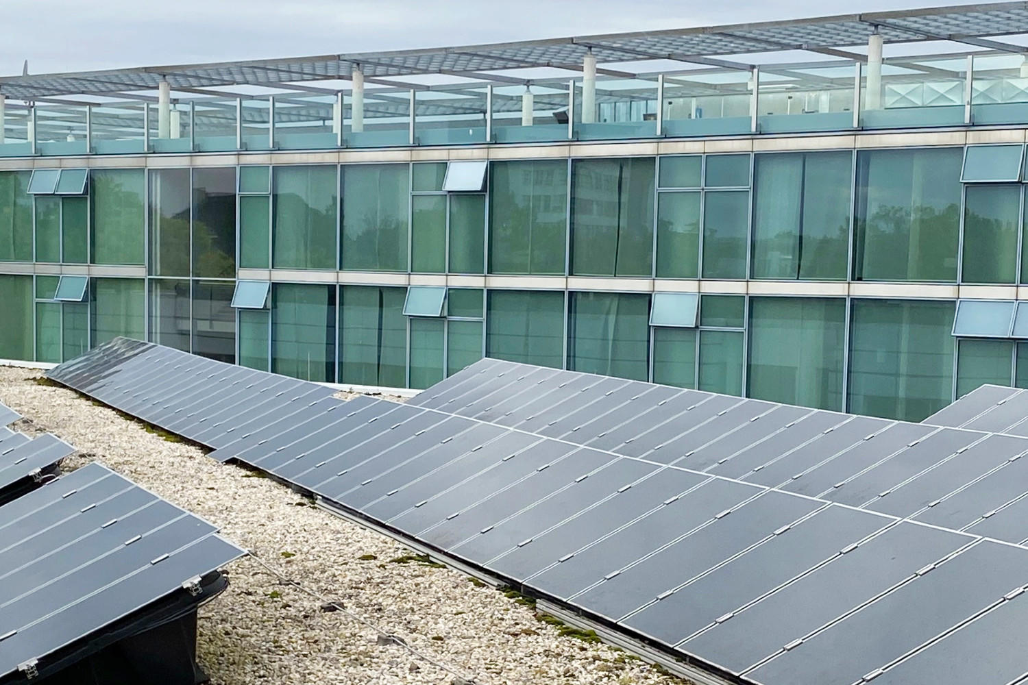 Solaranlage auf dem Dach des FB Physik