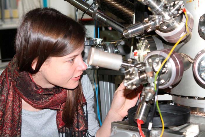 Bachelor student Gesa Siemann working in a lab