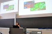 Prof. Dr. Hélène Seiler gibt eine Mini-Vorlesung