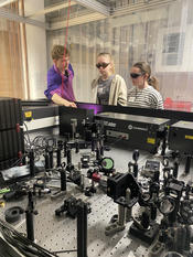 Girls'Day 2025, Physik-Workshop "Die Farben des Lichts": Schülerinnen besuchen ein Labor der AG Seiler