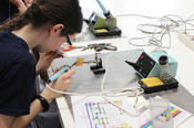 GirlsDay 2025 am Fachbereich Physik: Lötkurs für Mädchen