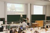 Girls'Day 2023 am Fachbereich Physik: Begrüßung und Demonstrationsexperimente im großen Hörsaal