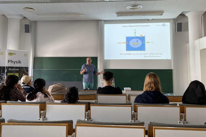 Prof. Dr. Joachim Heberle hält einen Vortrag über Biophysik