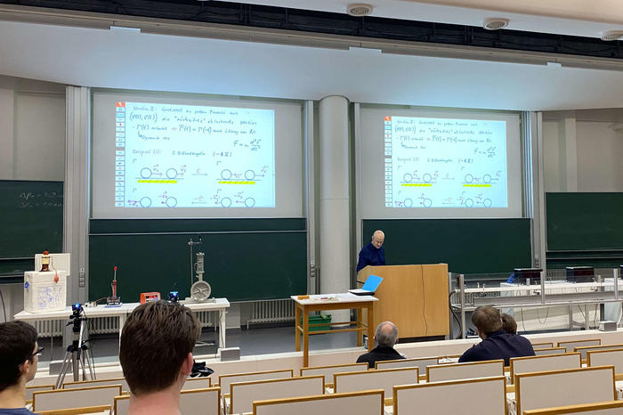 Prof. Dr. Tobias Kampfrath hält den experimentellen Teil der Vorlesung "Einführung in die Physik"