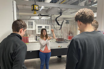 Schüler besuchen das Labor von Prof. Dr. Hélène Seiler