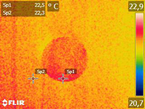 Abb.2: Infrarotbild des Schwarzer Strahlers mit angeglichener Temperatur der Kartonoberfläche zur Raumluft.