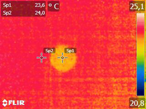 Abb.3: Infrarotbild des Schwarzer Strahlers mit nicht angeglichener Temperatur der Kartonoberfläche zur Raum- und Innenluft.