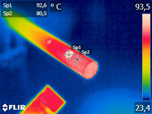 Abb.5: Schwarzer Strahler als Carbon-Zylinder mit radialer Bohrung. Die beiden Cursor zeigen einmal auf und neben die Bohrung.