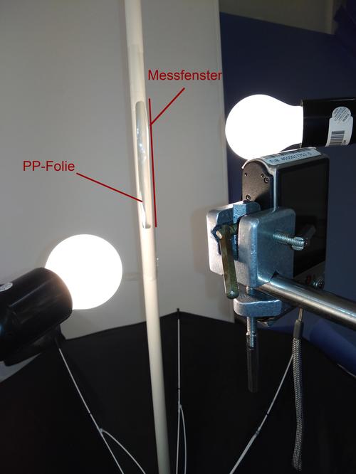 Abb. 1 links: Messaufbau mir Förderrohr, Gebläse und Auffangschirm (unten), zwei 100 W Lampen für ein sichtbares Video. Aufgeheizt wurde das Rohr mit einen Fön.