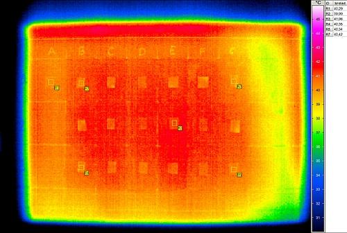 Abb. 5: Pigmentfeld - Start der Abkühlphase. R1 ist ein Kontrollmesspunkt ohne Farbauftrag. Die maximale Differenztemperatur zwischen den Messpunkten beträgt 1 K