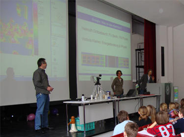 Abb. 1: Schüleruni März 2010 - Podium mit Versuchsaufbauten