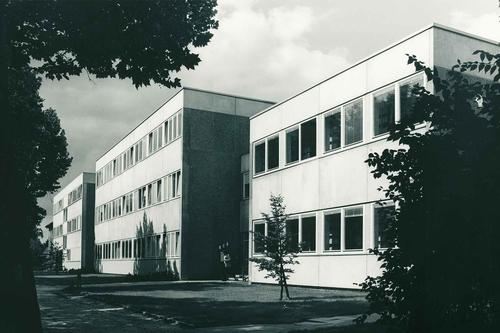 Institut für Theoretische Physik in der Arnimallee 3, ca. 1972. Heute wird das Gebäude für Lehrveranstaltungen der Mathematik genutzt.