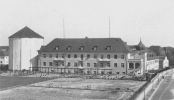 Berlin-Dahlem, Boltzmannstraße 20/18 - Errichtet 1936 und offiziell eingeweiht im Mai 1938 als Institut für Physik der Kaiser-Wilhelm-Gesellschaft. Hier begann 1949 mit dem Einzug des Physikalischen Instituts der Aufbau des Fachbereichs Physik.