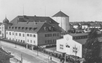 In dem gesonderten Gebäude - ursprünglich Kältelabor - wurde der Große Hörsaal eingerichtet. Oben links bzw. unten im Hintergrund: der Turm für die Hochspannungsanlage.