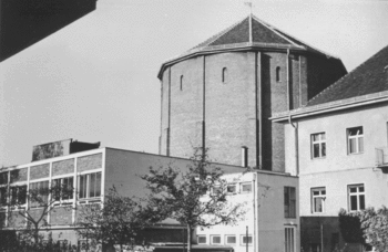 Anbauten am Gebäude Boltzmannstraße 20. 1942 erhielt das Kaiser-Wilhelm-Institut einen Tiefbunker für die Versuche zur Kernspaltung. Im Eingangsbereich entstanden 1960 neue Räume mit einem Isotopenlabor.