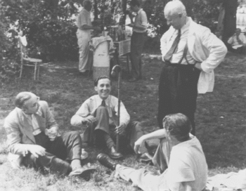 Die drei unter einem Dach residierenden Professoren in heiterer Runde: mitten Günther Ludwig, Theor. Physik; links Hans Lassen, Exper. Physik; rechts sitzend Alexander Dinghas, Mathematik, rechts stehend Rudolf Lorenz, Chemie.