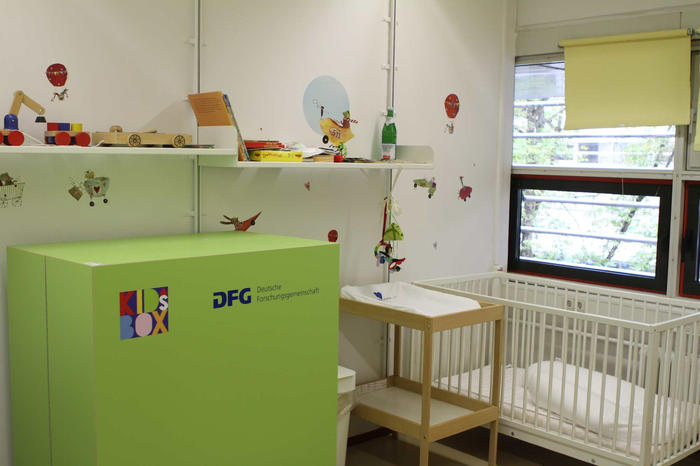 Familienraum am Fachbereich Physik ist mit Babybett, Wickelkommode, Sofa und einer Spielebox ausgestattet.