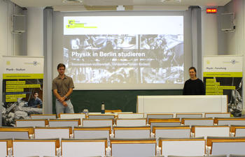 Physikstudierende stellen das Physikstudium vor.
