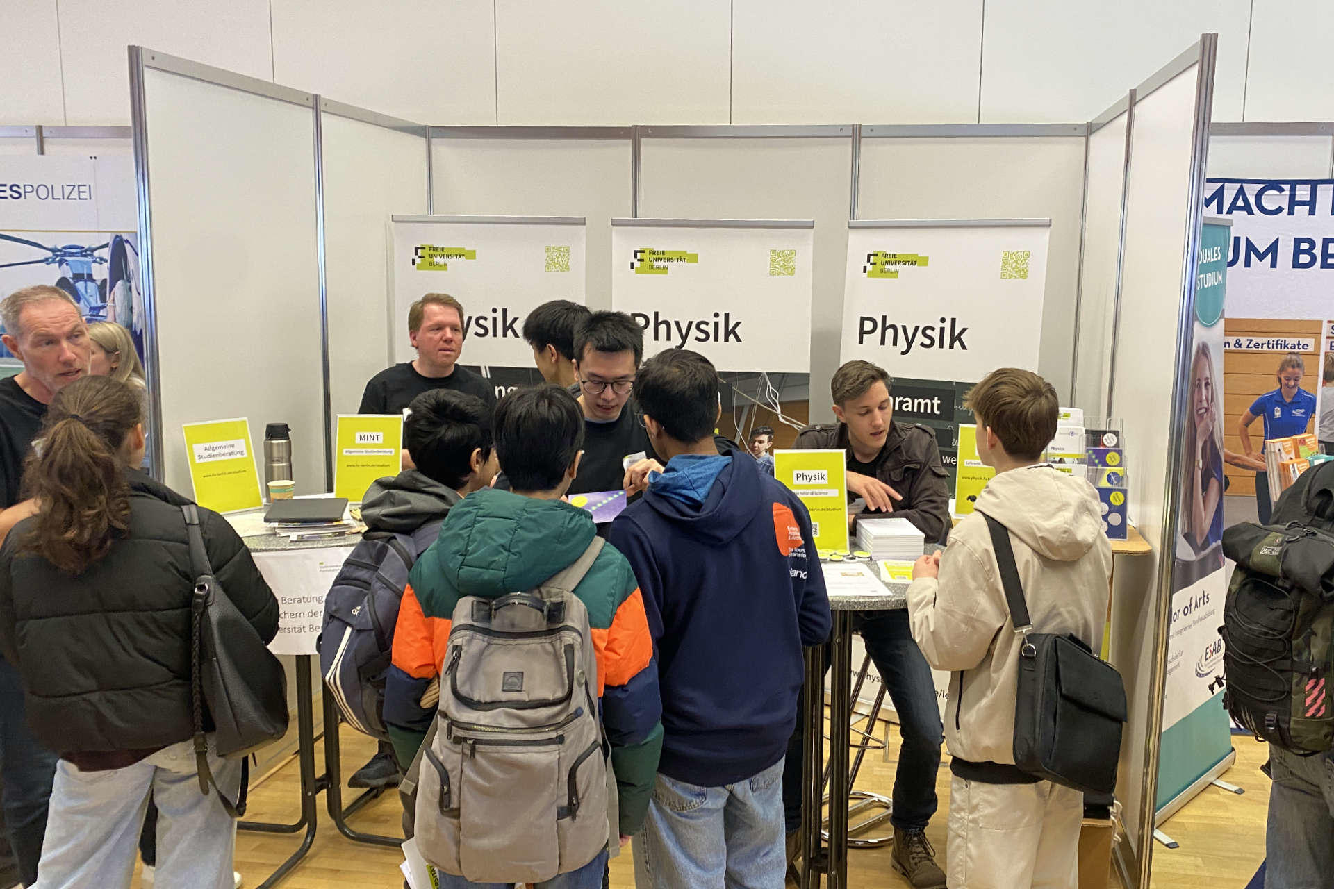 Physikstudierende beraten Schüler auf der Messe Vocatium Focus 2025