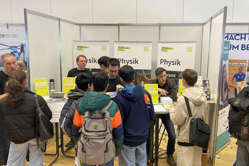 Physikstudierende beraten Schüler auf der Messe Vocatium Focus 2025