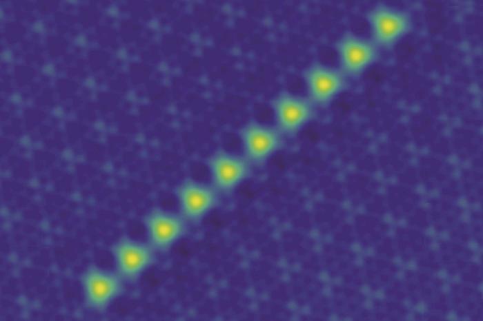 Rastertunnelmikroskopische Aufnahme einer durch Manipulation erzeugten Kette von Eisen-Atomen auf dem Supraleiter NbSe2, AG Franke
