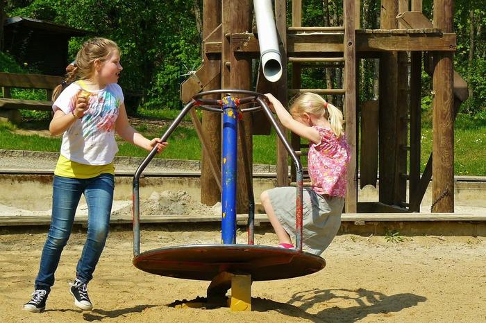 Kinder auf einem Spielplatz