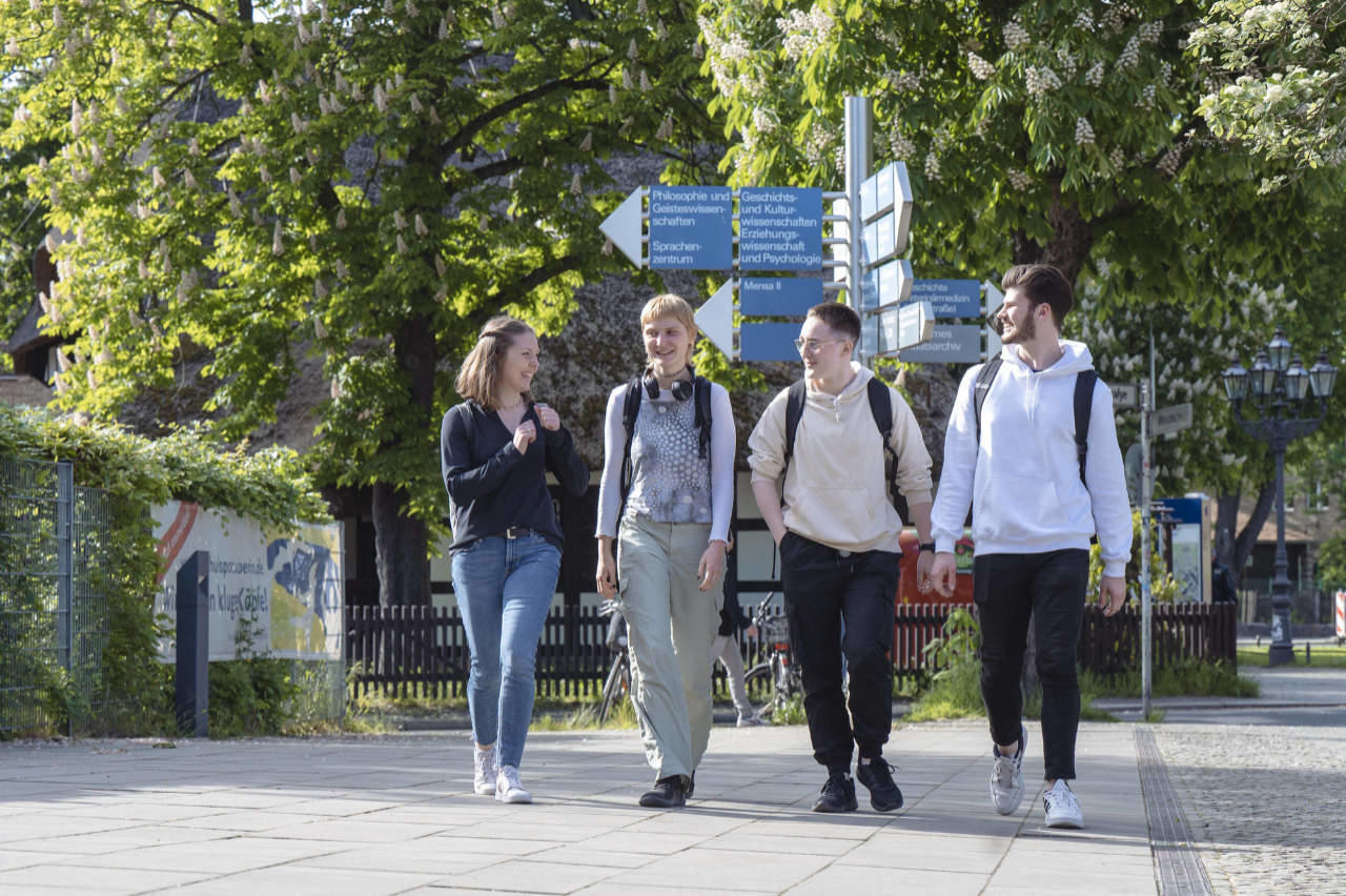 Neue Studierende auf dem Campus der Freien Universität Berlin