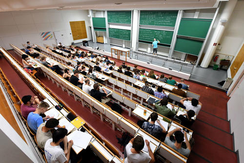 Physikstudium an der Freien Universität Berlin - eine Vorlesung im großen Hörsaal