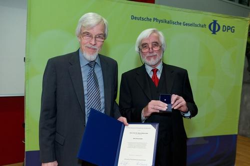 Der DPG-Präsident, Prof. Heuer, überreicht die Urkunde