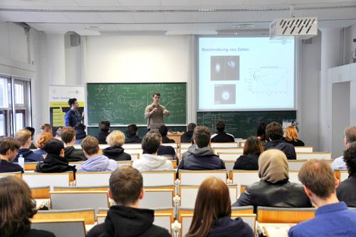 Promovierende Henrik Kiefer und Anton Klimek erzählen über ihre Arbeit in der theoretischen Gruppe von Prof. Dr. Roland Netz.