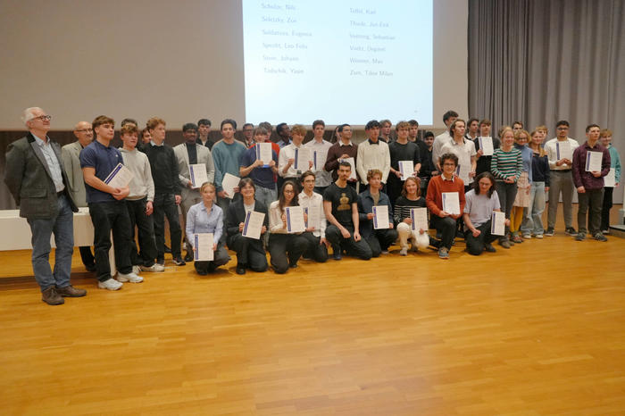 Gruppenfoto: Preisträgerinnen und Preisträger des PGzB-Schülerpreises