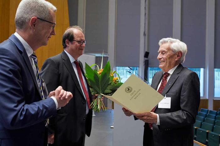 v. l. r.: Prof. Ziegler, Präsident der FU Berlin; Prof. Weinelt, Dekan des Fachbereichs Physik der FU Berlin und Prof. Hanoch Gutfreund, ehemaliger Rektor und Präsident der Hebrew University of Jerusalem