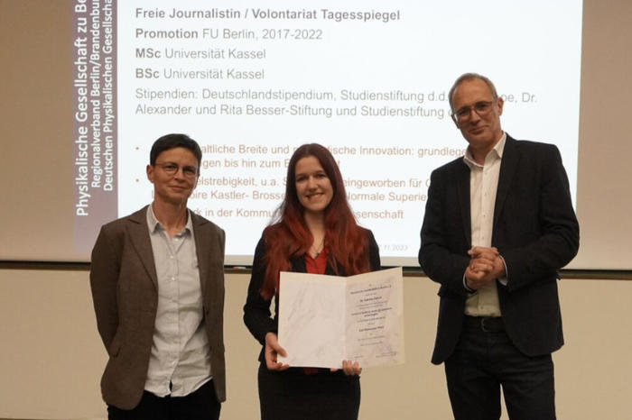 Christiane Koch, Sabrina Patsch und Stefan Eisebitt (PGzB) bei der Verleihung des Carl-Ramsauer-Preises.