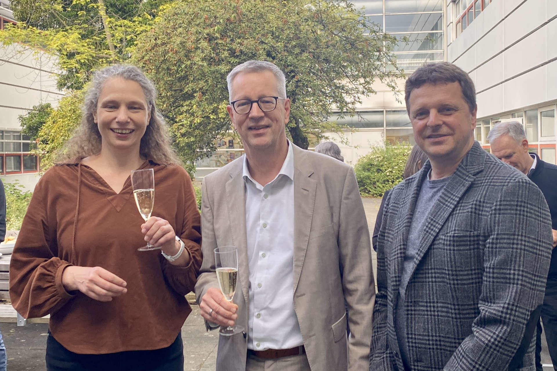 Anstoßen auf den neuen Sonderforschungsbereich (von links nach rechts): SFB-Sprecherin Prof. Dr. Stephanie Reich, Universitätspräsident Prof. Dr. Günter M. Ziegler und SFB-Co-Sprecher Prof. Dr. Siegfried Eigler