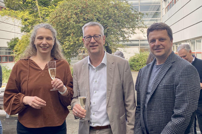 Anstoßen auf den neuen Sonderforschungsbereich (von links nach rechts): SFB-Sprecherin Prof. Dr. Stephanie Reich, Universitätspräsident Prof. Dr. Günter M. Ziegler und SFB-Co-Sprecher Prof. Dr. Siegfried Eigler