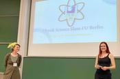 Erster Physik Science Slam an der FU Berlin: Gewinnerin Dr. Audrey Houillon (links) und Moderatorin Dr. Sabrina Patsch (rechts)