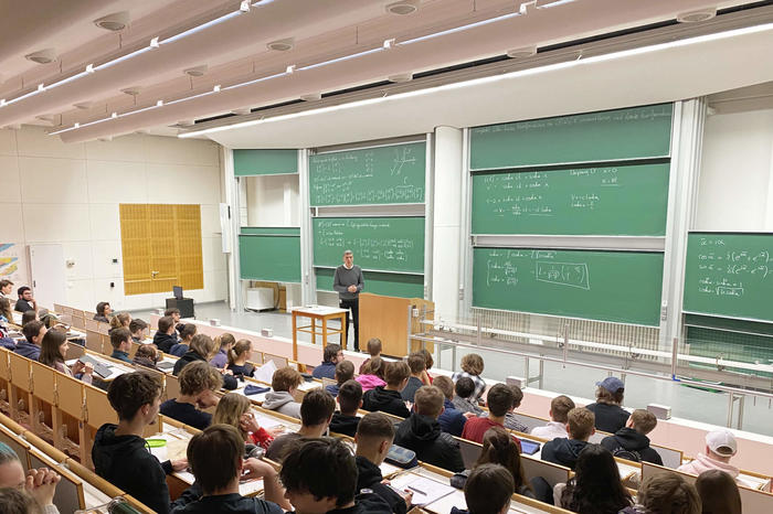 Prof. Dr. Piet Brouwer hält den theoretischen Teil der Vorlesung "Einführung in die Physik"