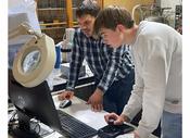 Experimentieren im Labor der AG Heyne: Gerome Weiland im Gespräch mit dem Schüler Richard aus der Deutschen Schule in Maryland, USA