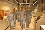 MINT EC Gruppe besichtigt den "Cleanroom" im Forschungsgebäude SupraFAB